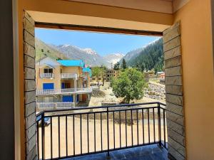 Cảnh núi rừng hoặc tầm nhìn ra núi từ khách sạn