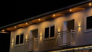 una hilera de ventanas en un edificio por la noche en Cloud9 Airport Hotel, en Nedumbassery