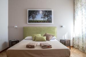 1 dormitorio con 1 cama con 2 almohadas en NovantaNove B&B en Lecce