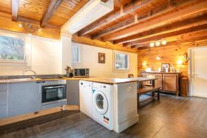 Køkken eller tekøkken på Chalet Les Marmottes - 5P8 + 12 billeder