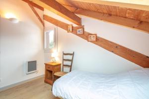 En eller flere senge i et værelse på Chalet Les Marmottes - 5P8