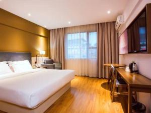 Un pat sau paturi într-o cameră la JTOUR Inn Guilin Two Rivers and Four Lakes Walmart +161 fotografii