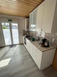 Η κουζίνα ή μικρή κουζίνα στο Schicke Ferienwohnung Philippsburg +12 φωτογραφίες