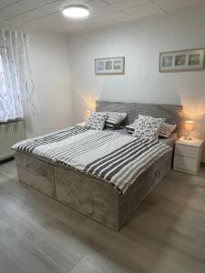 Ένα ή περισσότερα κρεβάτια σε δωμάτιο στο Schicke Ferienwohnung Philippsburg