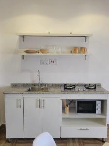 Kuchyň nebo kuchyňský kout v ubytování Lovely self contained unit in a secure estate