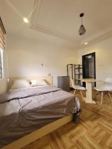 Postel nebo postele na pokoji v ubytování Lovely self contained unit in a secure estate