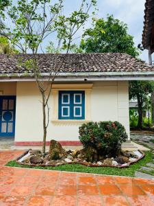 een klein huis met een tuin ervoor bij Ivy Cottage in Ahangama +33 foto's
