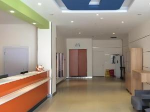 7 Days Inn Zhuzhou Changjiang Square في Zhuzhou: لوبي مكتب بسقف ازرق