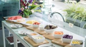 Veethara boutique hotel في أودون ثاني: بوفيه متنوع الاصناف على طاولة