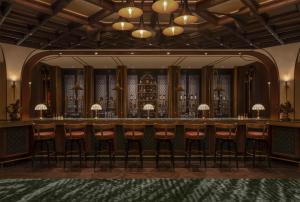 La Festa Phu Quoc, Curio Collection By Hilton في فو كووك: رسم تخطيطي لحانة في غرفة فندق +123 صورة