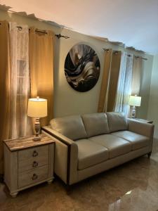 The Innovation في بورتمور: غرفة معيشة بها أريكة وطاولة