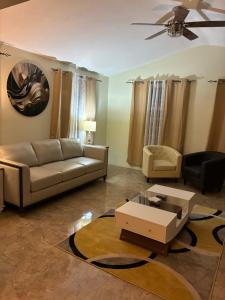 The Innovation في بورتمور: غرفة معيشة مع أريكة وطاولة قهوة