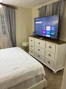 The Innovation في بورتمور: غرفة نوم بها سرير وجهاز تلفزيون كبير موضوع على خزانة ملابس