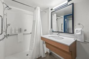 Ένα μπάνιο στο Spark By Hilton Cleveland Beachwood +59 φωτογραφίες