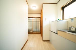 una cucina con frigorifero e piano di lavoro di otani 302 ad Osaka