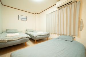 una stanza d'ospedale con due letti e una finestra di otani 302 ad Osaka