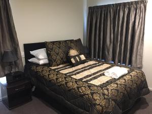 uma cama com almofadas num quarto em Rocky Mountain Chalets Ohakune em Ohakune