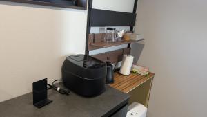 Nest SETSUGEN Villa في هاكوبا: غرفة بها مكتب وخلاط على المنضدة +56 صورة