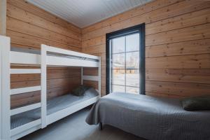 una camera da letto con due letti a castello e una finestra di Iisland Aava a Ii