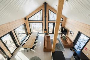 una vista dall'alto di una casa con finestre e un tavolo di Iisland Aava a Ii