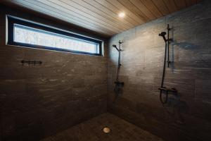 bagno con box doccia e finestra di Iisland Aava a Ii Altre 27 foto