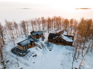 una vista aerea di una casa nella neve di Iisland Aava a Ii