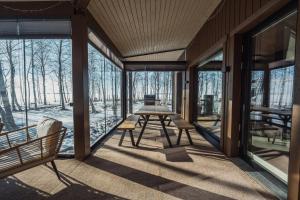 un portico schermato con tavolo da picnic e panche di Iisland Aava a Ii