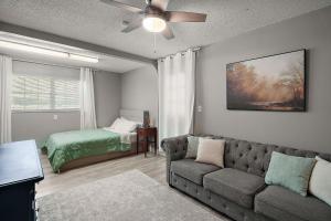 Postel nebo postele na pokoji v ubytování Beautiful lake house + 25 fotografií