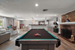 Biliár nebo kulečník v ubytování Beautiful lake house