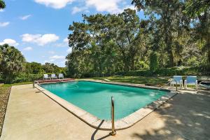 Bazén v ubytování Beautiful lake house nebo v jeho okolí