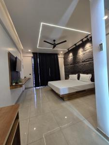 Postel nebo postele na pokoji v ubytování Singh premium stay + 2 fotografie