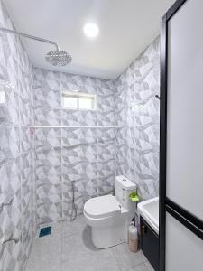 une salle de bain avec toilettes et douche dans l'établissement Teratak Idaman, à Rengit 28 autres photos