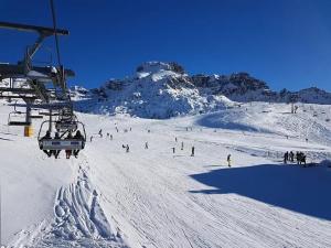 Cattaneo 65 3 bedrooms 5 minutes from lake and station w parking v zimě