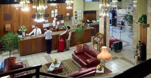 two people standing at a counter in a salon at Cesar's Plaza Hotel in Cochabamba