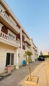 Appartments في فيصل آباد: شجرة صغيرة أمام مبنى