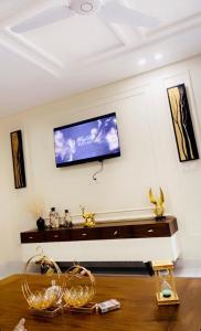 Appartments في فيصل آباد: غرفة معيشة مع تلفزيون بشاشة مسطحة على الحائط