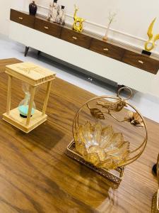 Appartments في فيصل آباد: غرفة معيشة بها طاولة وصينية عليها حشرات