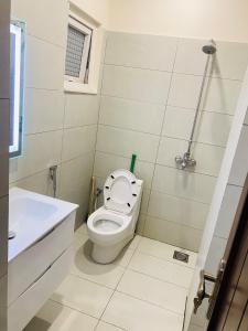 Appartments في فيصل آباد: حمام مع مرحاض ومغسلة +11 صورة