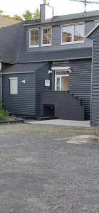 El edificio en el que está la casa de huéspedes