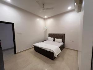 Postel nebo postele na pokoji v ubytování Hotel Golden Leaf + 1 fotografie