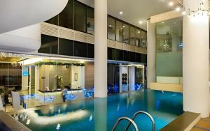 Hồ bơi trong/gần Blue Sky Hotel Petamburan