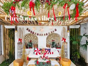 Un cartel de un pueblo navideño en una habitación con adornos navideños. en Janur Bungalow, en Borobudur 40 fotos más