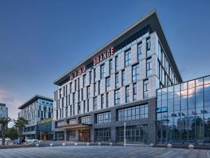 南京桔子酒店（南京江宁东南大学诚信大道店）的一座侧面有标志的大楼