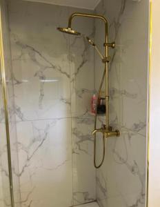 Ένα μπάνιο στο Gold