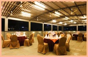 En restaurant eller et andet spisested på Hotel The Silver Inn Mumbai