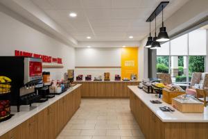 Hampton Inn & Suites Southern Pines-Pinehurst في Aberdeen: لوبي مطعم وجبات سريعة مع كونتر