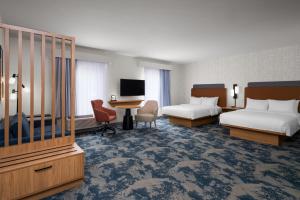 Hampton Inn & Suites Southern Pines-Pinehurst في Aberdeen: غرفة فندق بها سريران ومكتب +42 صورة