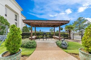 Un jardín fuera de Hampton Inn & Suites Tifton