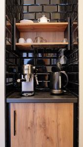 Villa Hasaba في كروتشيينكو: طاولة مطبخ مع خلاط وقدور ومقالي