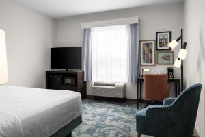 Μια τηλεόραση ή/και κέντρο ψυχαγωγίας στο Hampton Inn and Suites Hope